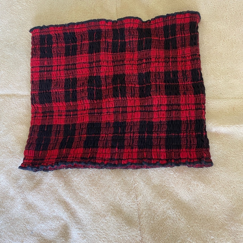 black and red plaid print tube top brand from Hollister and it’s a size xs